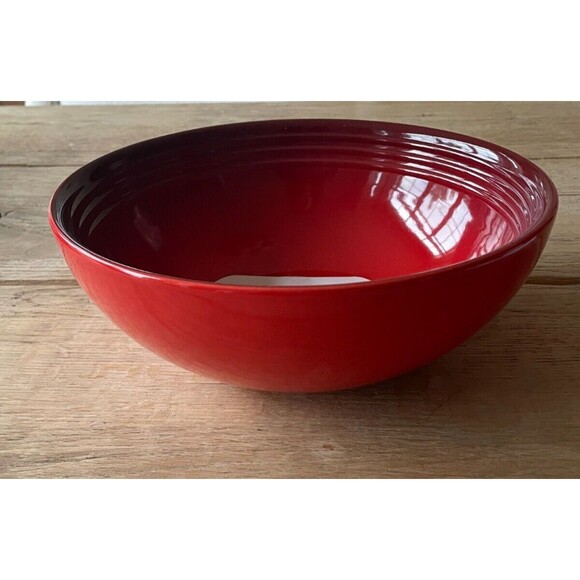 Le Creuset Stoneware Vancouver Serving Bowl 2 3/8 qt 9 3/8 in Cerise Red NEW - Picture 8 of 12